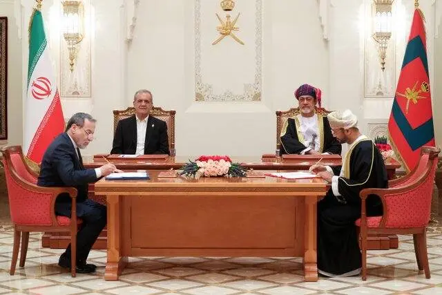 ایران و عمان ۱۸ سند همکاری امضا کردند 