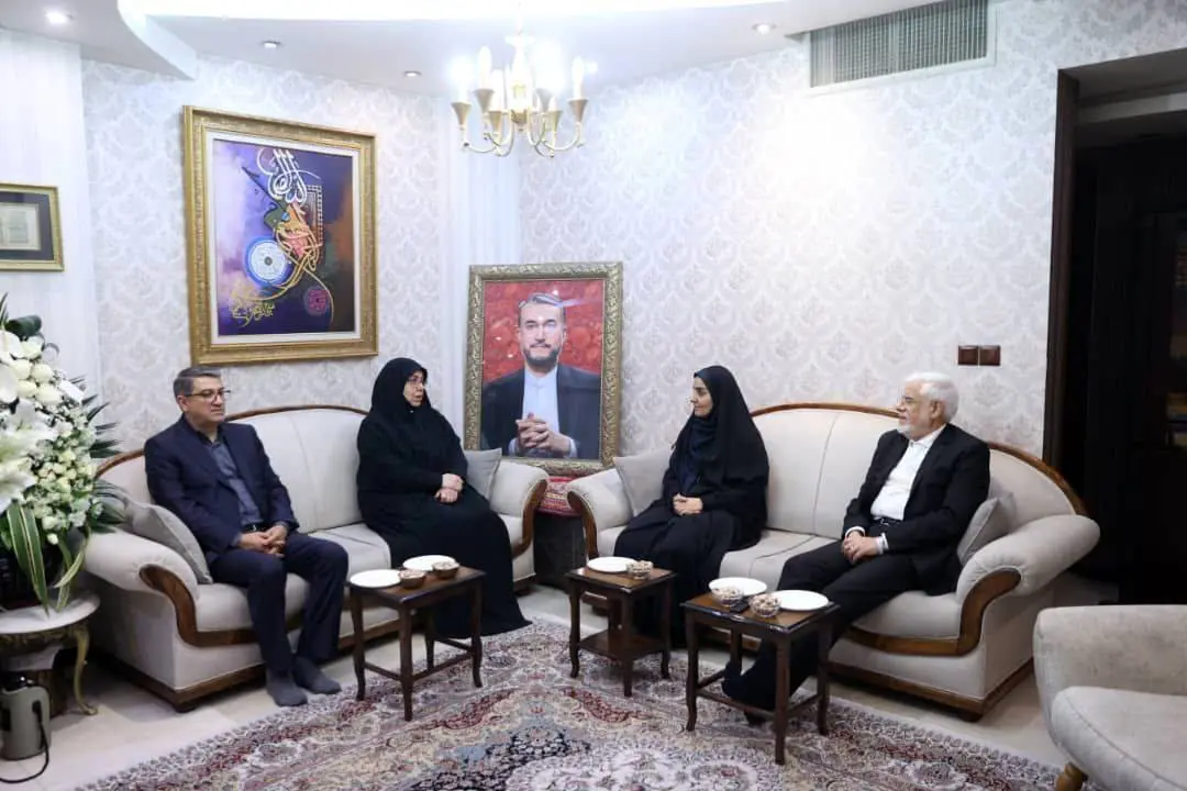 عارف و وزیر راه به منزل شهید امیرعبداللهیان رفتند