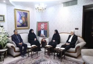 عارف و وزیر راه به منزل شهید امیرعبداللهیان رفتند