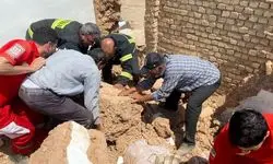 نجات یک کارگر از زیر آوار ساختمان 