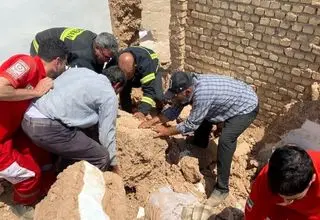 نجات یک کارگر از زیر آوار ساختمان 