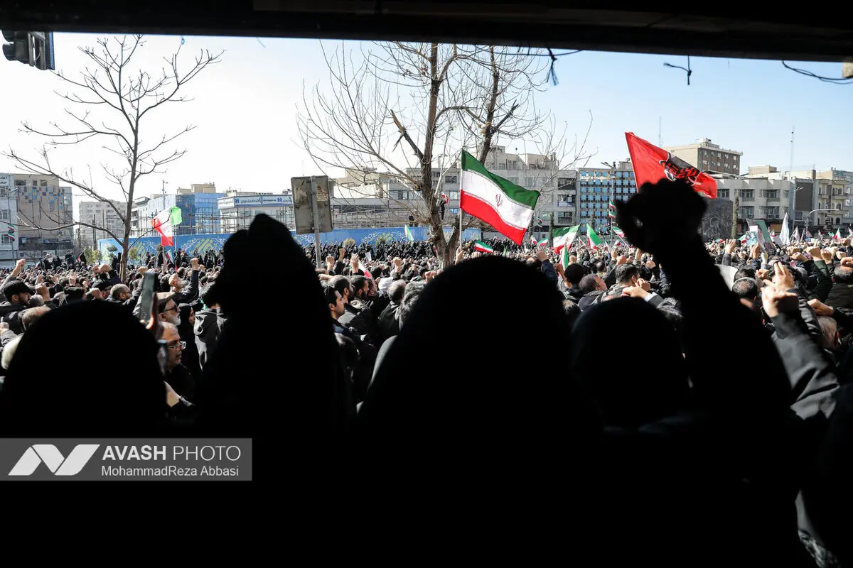 تجمع سوگواران رهبر شهید انقلاب در میدان انقلاب تهران