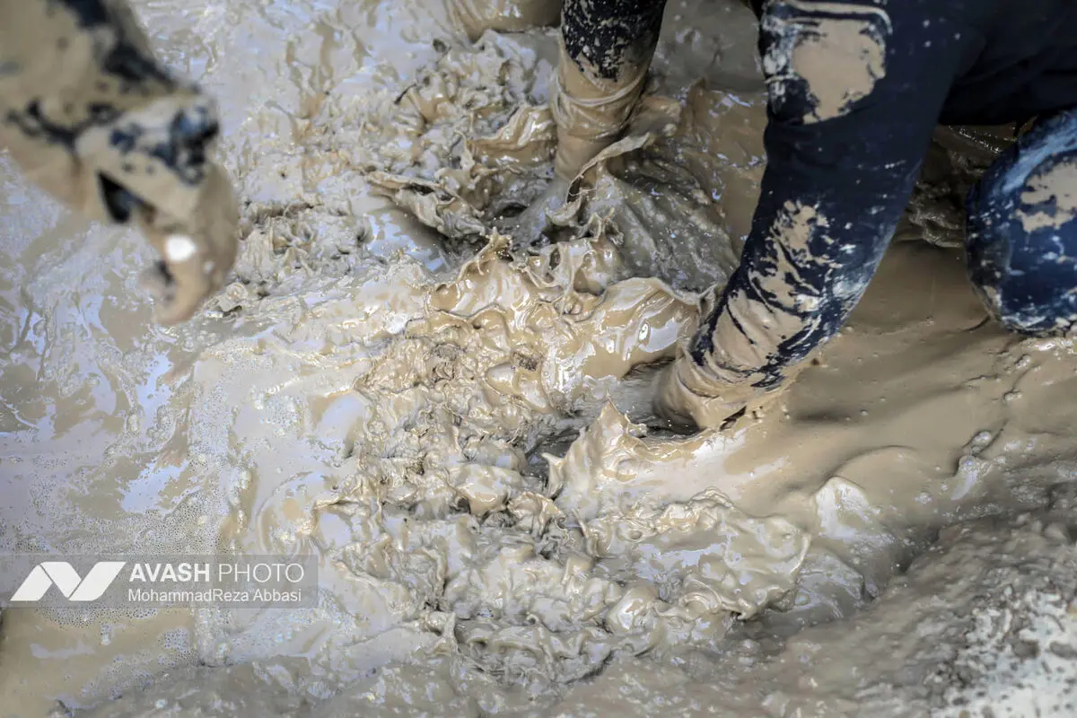آئین سنتی گل مالی لرستانی های مقیم تهران در روز عاشورا