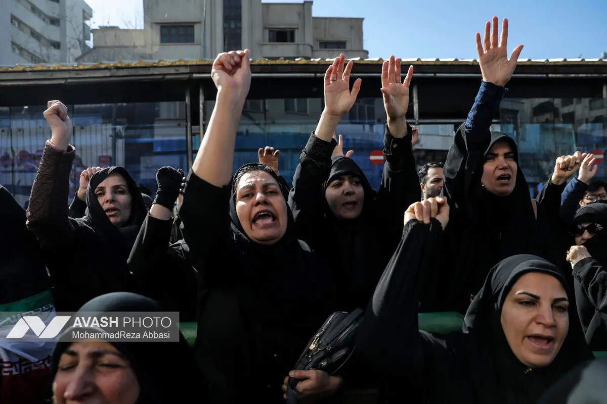 تجمع سوگواران رهبر شهید انقلاب در میدان انقلاب تهران