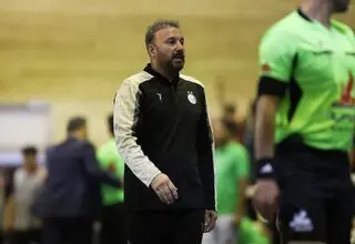 سرمربی استقلال: داور حق یک‌ساله ما را خورد