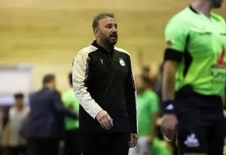سرمربی استقلال: داور حق یک‌ساله ما را خورد