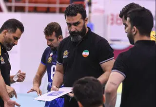 دستیار ایرانی در کنار پیاتزا