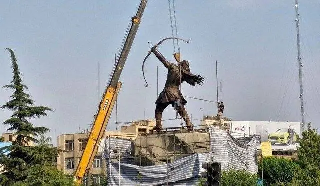 رونمایی از مجسمه «آرش کمانگیر» در میدان ونک