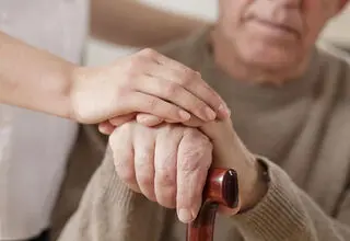 چگونه علائم پارکینسون در افراد مسن را تشخیص دهیم؟