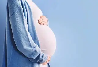 زن جوان: وقتی باردار بودم فهمیدم شوهرم یک گوشی تلفن همراه مخفی دارد
