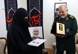 اهدای درجه سپهبدی به خانواده شهید سلامی