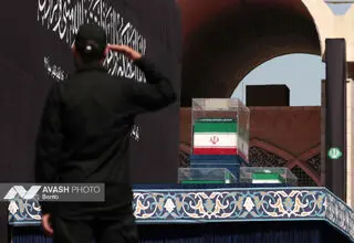 خودروی حامل پیکر رهبر شهید در «آزادی» متوقف شده است‌
