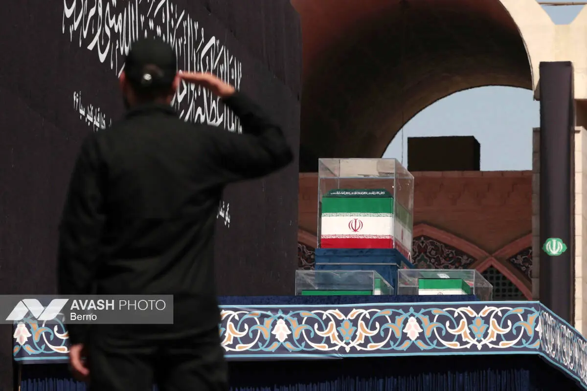 خودروی حامل پیکر رهبر شهید در «آزادی» متوقف شده است‌