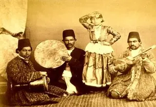 عکس هایی جذاب از یک گروه نمایش و رقص در دوران قاجار