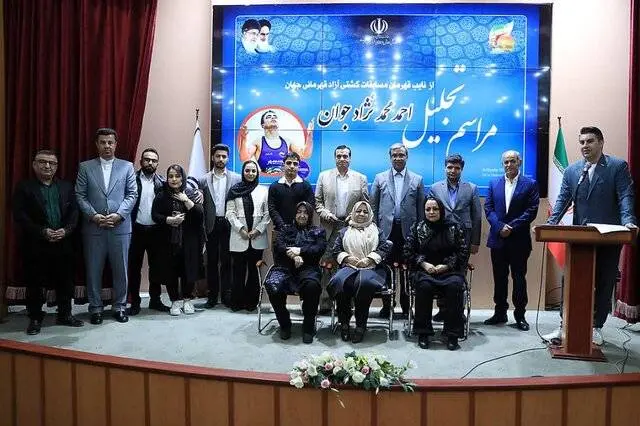 جایزه ویژه به کشتی‌گیر خراسانی