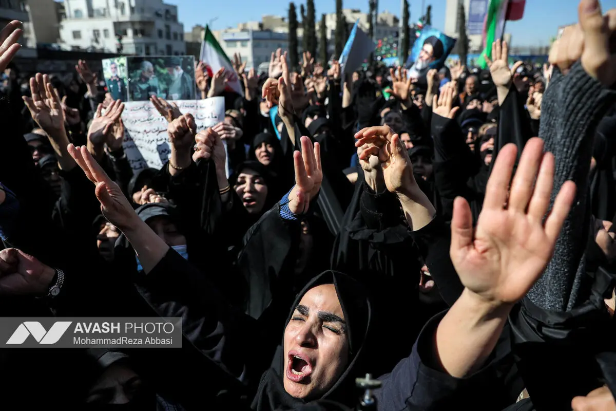 تجمع سوگواران رهبر شهید انقلاب در میدان انقلاب تهران