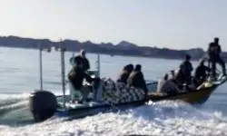 توقیف ۲ لنج غیرمجاز عمانی در آبهای جاسک