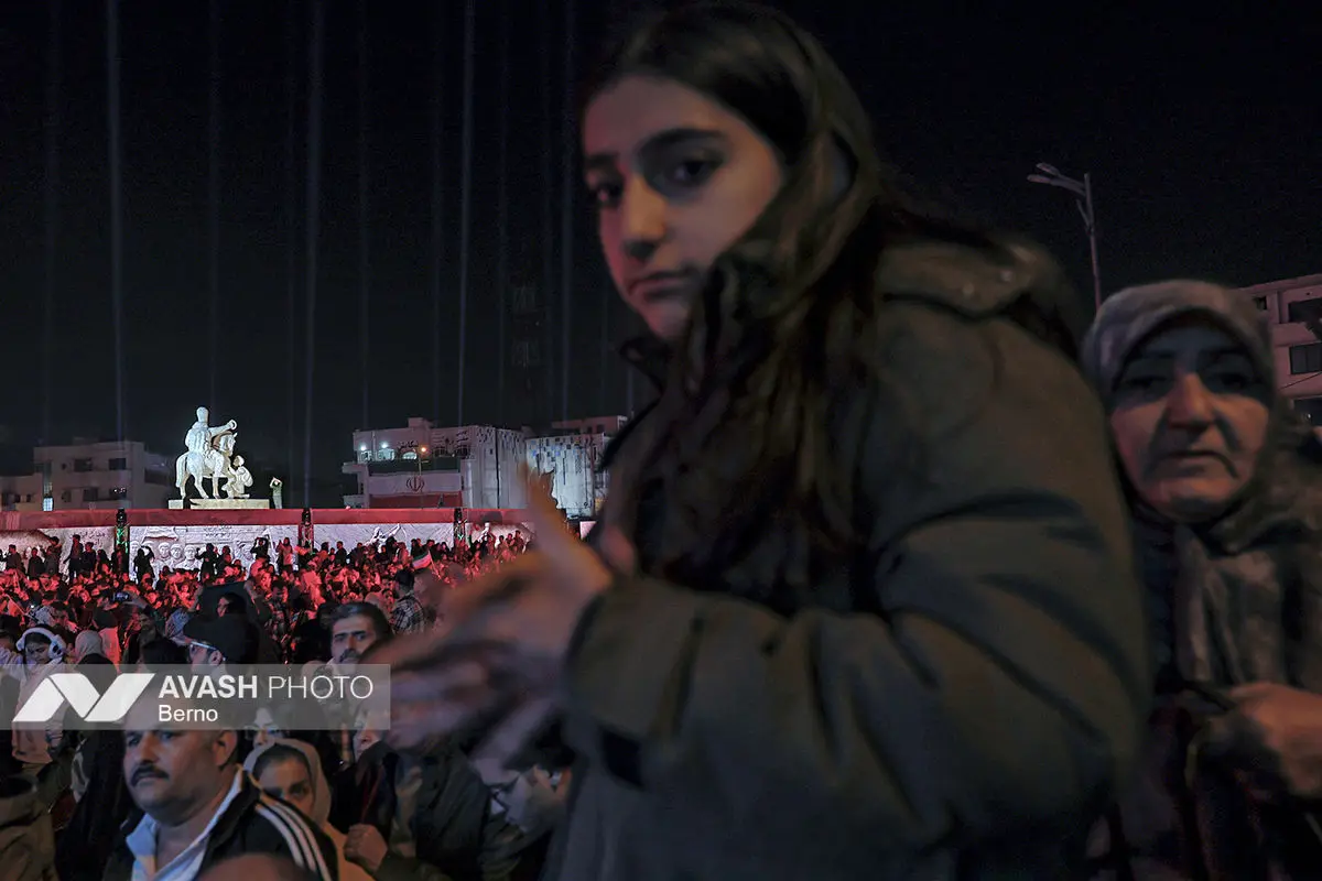 رونمایی از مجسمه «زانو زنندگان برابر ایران»