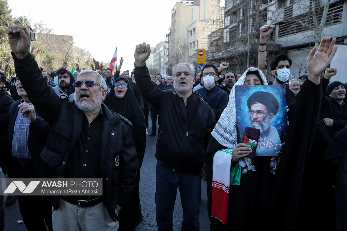 تجمع سوگواران رهبر شهید انقلاب در میدان انقلاب تهران