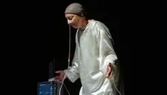 پزشکی که چاقوی جراحی را با قلم و صحنه تئاتر عوض کرد
