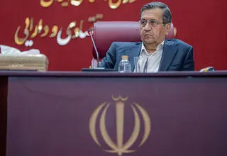 همتی: به آسیب‌دیدگان از قطعی گاز و برق، وام می‌دهیم