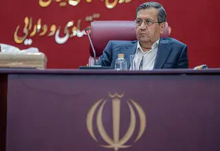 همتی: به آسیب‌دیدگان از قطعی گاز و برق، وام می‌دهیم