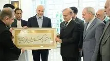 هدیه خاص محمدباقر قالیباف به نخست وزیر پاکستان