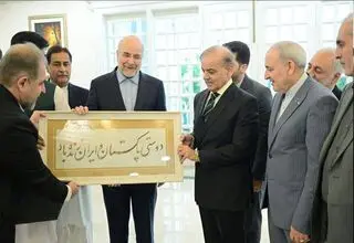 هدیه خاص محمدباقر قالیباف به نخست وزیر پاکستان
