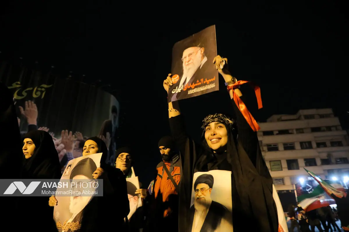 هفتمین شب تجمع مردم تهران در سوگ رهبر شهید