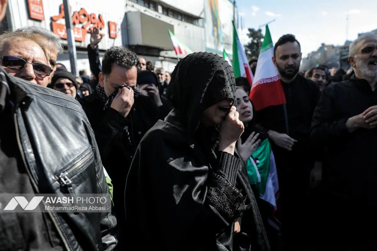 تجمع سوگواران رهبر شهید انقلاب در میدان انقلاب تهران