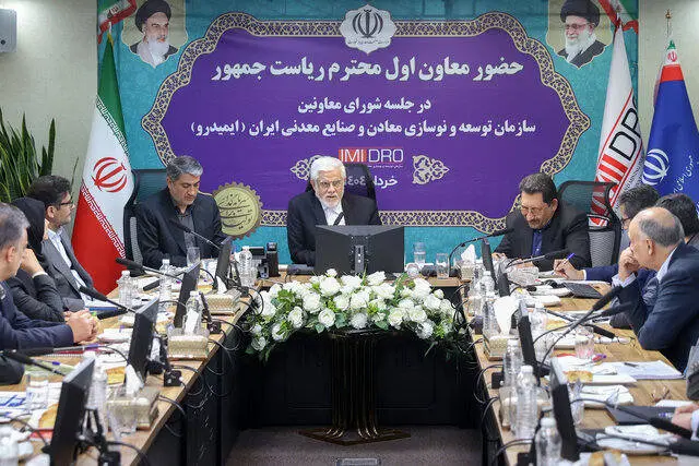 عارف: عدهای در کشور اجازه ندادند راهبرد صنعت در کشور شفاف باشد