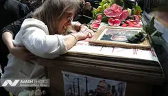 تصاویری از مراسم چهلم اکبر عبدی با حضور خانواده و دوستانش