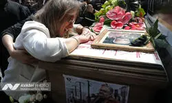 تصاویری از مراسم چهلم اکبر عبدی با حضور خانواده و دوستانش