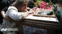 تصاویری از مراسم چهلم اکبر عبدی با حضور خانواده و دوستانش