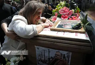 تصاویری از مراسم چهلم اکبر عبدی با حضور خانواده و دوستانش