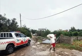 امدادرسانی هلال‌‌احمر قائم‌شهر به ۵۲ سیل‌زده