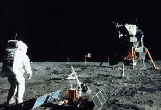 آیا سفر به ماه دروغ است؟
