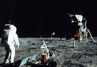 آیا سفر به ماه دروغ است؟