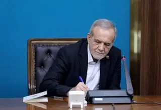 پزشکیان: معلمان مدارس رهبران حقیقی جامعه و پرچمداران تربیت ملی‌اند