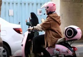 موتورسواران زن از پیاده‌روها عبور نمی‌کنند