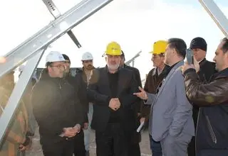 بازدید سرزده وزیر نیرو از روند ساخت نیروگاه‌های خورشیدی شمس‌آباد ۱ و ۲ در استان تهران
