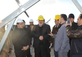 بازدید سرزده وزیر نیرو از روند ساخت نیروگاه‌های خورشیدی شمس‌آباد ۱ و ۲ در استان تهران