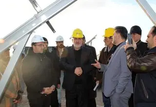 بازدید سرزده وزیر نیرو از روند ساخت نیروگاه‌های خورشیدی شمس‌آباد ۱ و ۲ در استان تهران