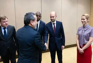 تعامل با اروپا؛ سوغات عراقچی از پاریس