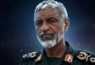 دریادار عظمایی: ارتش آمریکا و هفت ناوگان آن در تنگه هرمز به قاچاقچیان سوخت تبدیل شده‌اند