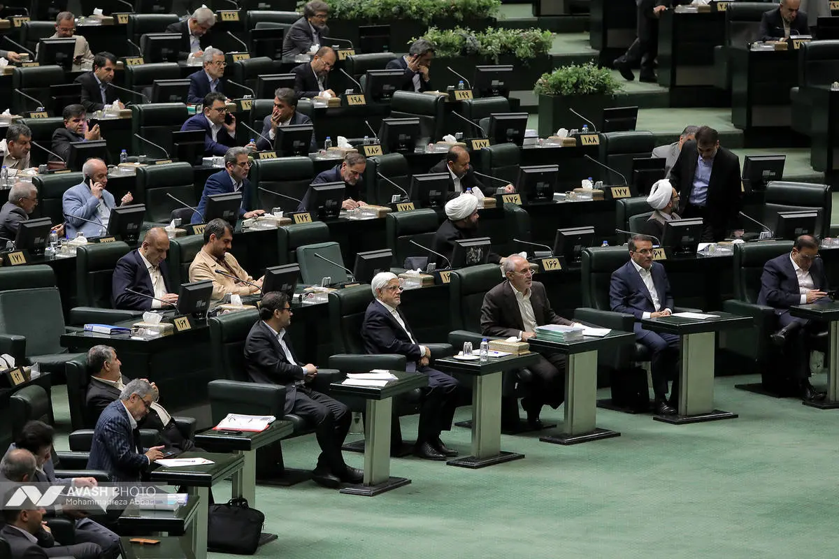 انتقاد مجلس از تغییر ساعت کاری ادارات و مدارس