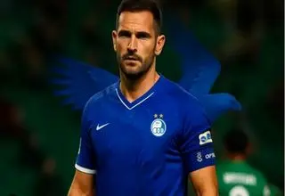 گلر استقلال، ایران را ترک کرد