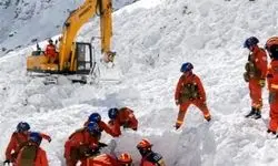 ادامه عملیات نجات دو فرد گرفتار در بهمن کوه‌های البرز