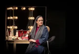 گلاب آدینه با نمایش «هم این هم آن» به تبریز می‌رود