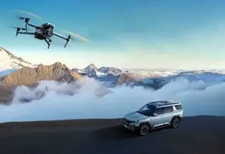 این شرکت خودرو سازی، اتوموبیلی با سکوی پرواز پهپاد بر روی سقف ساخت/ببینید